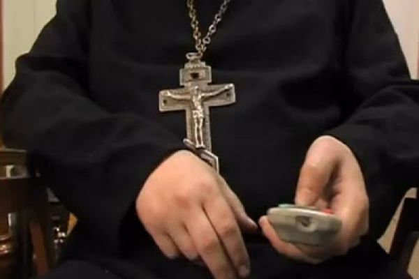 Черная ряса, золотые погоны